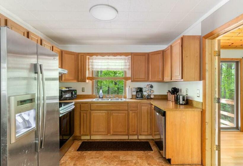 Modern Decor, Hot Tub, Fire Pit, Grill, & Games