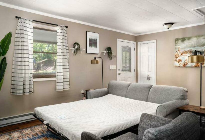 Modern Decor, Hot Tub, Fire Pit, Grill, & Games