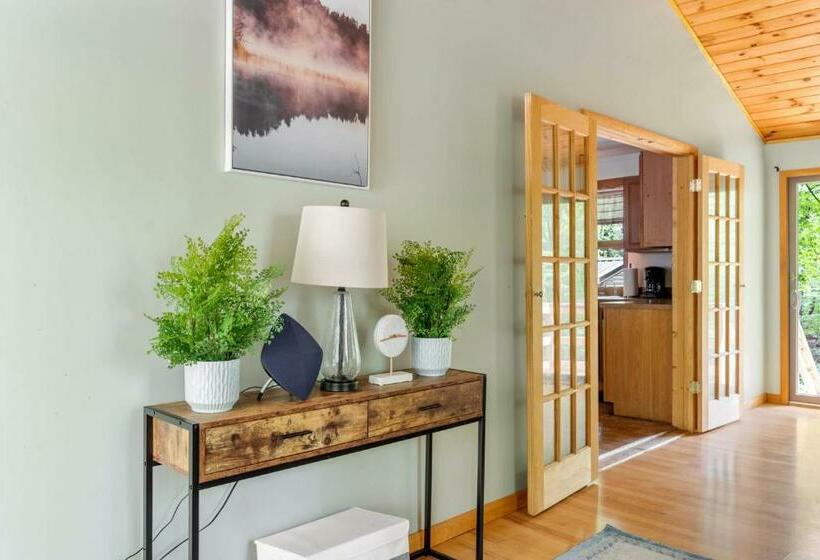 Modern Decor, Hot Tub, Fire Pit, Grill, & Games