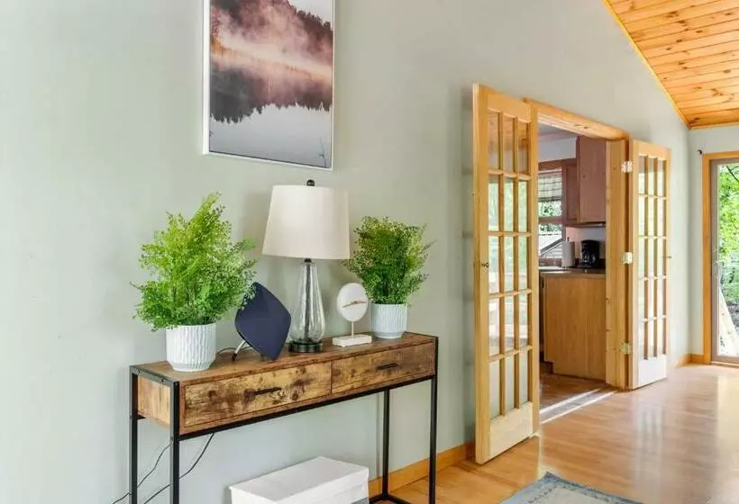 Modern Decor, Hot Tub, Fire Pit, Grill, & Games