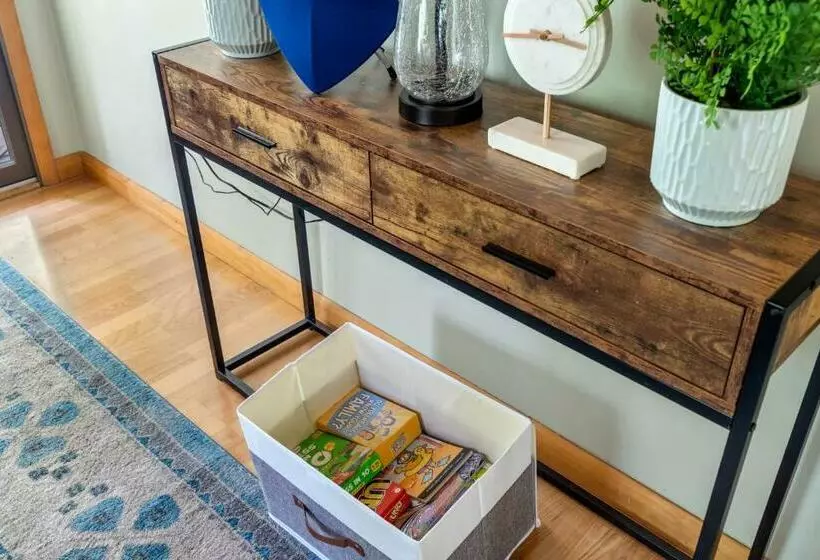 Modern Decor, Hot Tub, Fire Pit, Grill, & Games