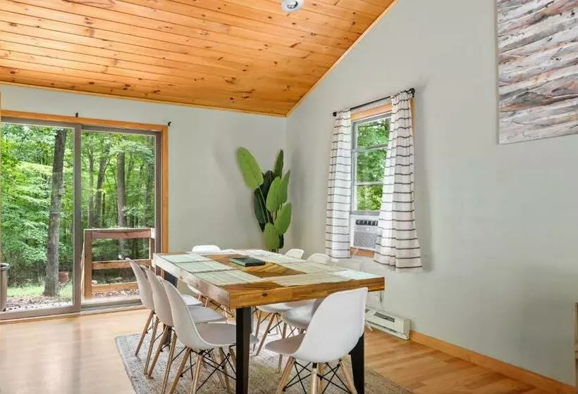 Modern Decor, Hot Tub, Fire Pit, Grill, & Games