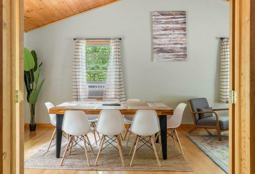 Modern Decor, Hot Tub, Fire Pit, Grill, & Games