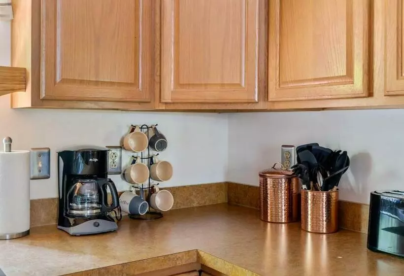 Modern Decor, Hot Tub, Fire Pit, Grill, & Games