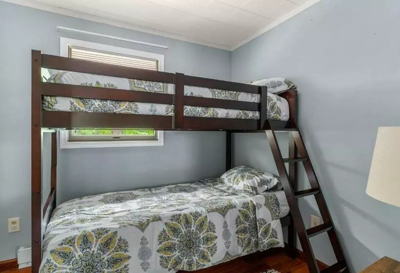 Modern Decor, Hot Tub, Fire Pit, Grill, & Games