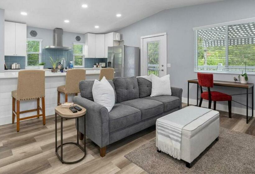 Sea Glass Cottage Minutes To Downtown St Pete And The Beaches