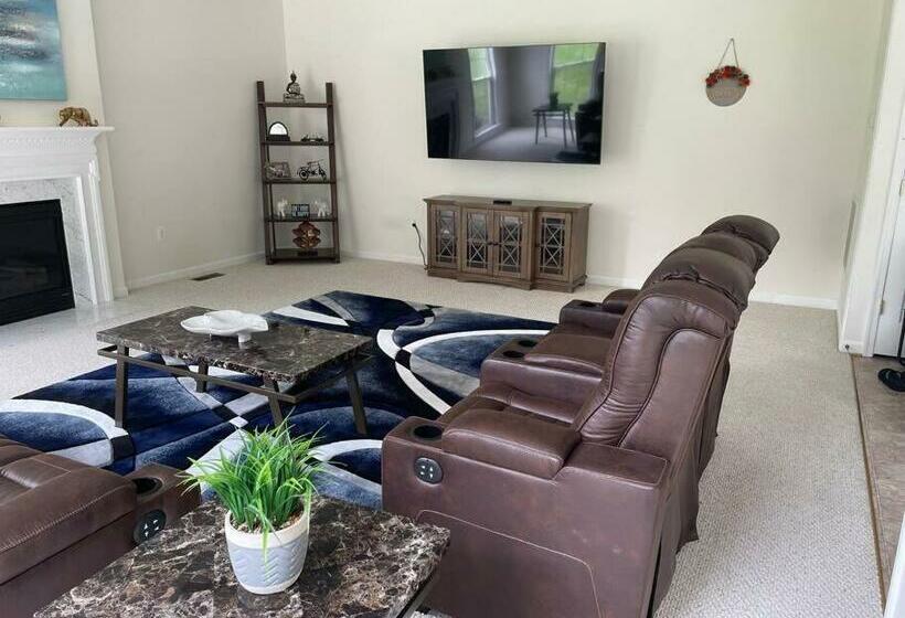 Peaceful House W/ Fireplace Close To Everything!