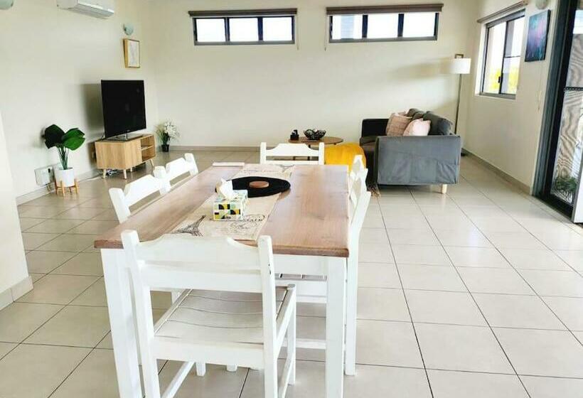 Family Gateway To Seashore