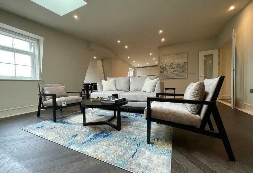 Luxurious, 2 Bed, 2 Bath Penthouse Apartment In Highly Desirable Chigwell Chcl F8