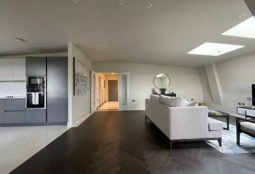 Luxurious, 2 Bed, 2 Bath Penthouse Apartment In Highly Desirable Chigwell Chcl F8