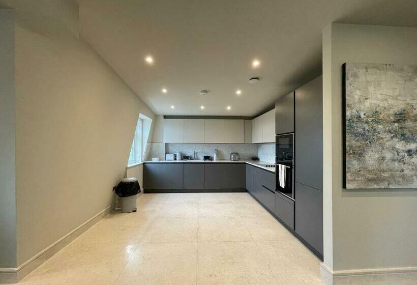 Luxurious, 2 Bed, 2 Bath Penthouse Apartment In Highly Desirable Chigwell Chcl F8