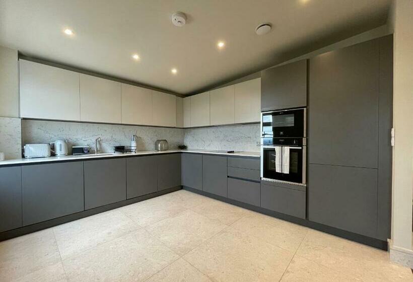 Luxurious, 2 Bed, 2 Bath Penthouse Apartment In Highly Desirable Chigwell Chcl F8
