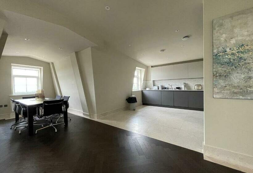 Luxurious, 2 Bed, 2 Bath Penthouse Apartment In Highly Desirable Chigwell Chcl F8