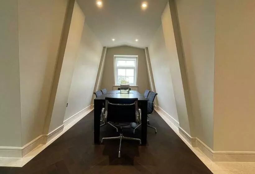 Luxurious, 2 Bed, 2 Bath Penthouse Apartment In Highly Desirable Chigwell Chcl F8