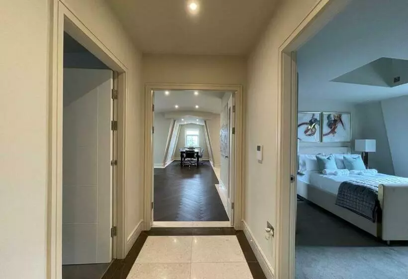 Luxurious, 2 Bed, 2 Bath Penthouse Apartment In Highly Desirable Chigwell Chcl F8