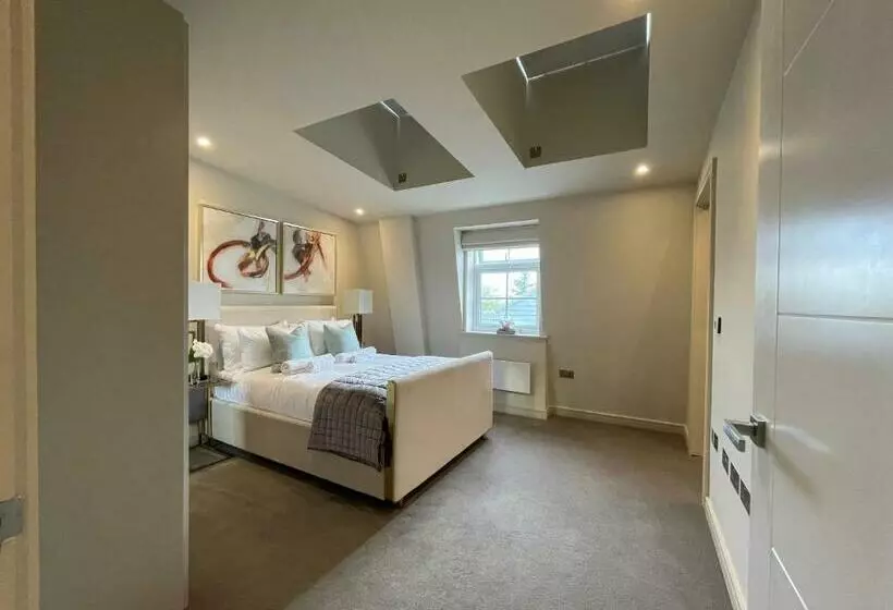 Luxurious, 2 Bed, 2 Bath Penthouse Apartment In Highly Desirable Chigwell Chcl F8