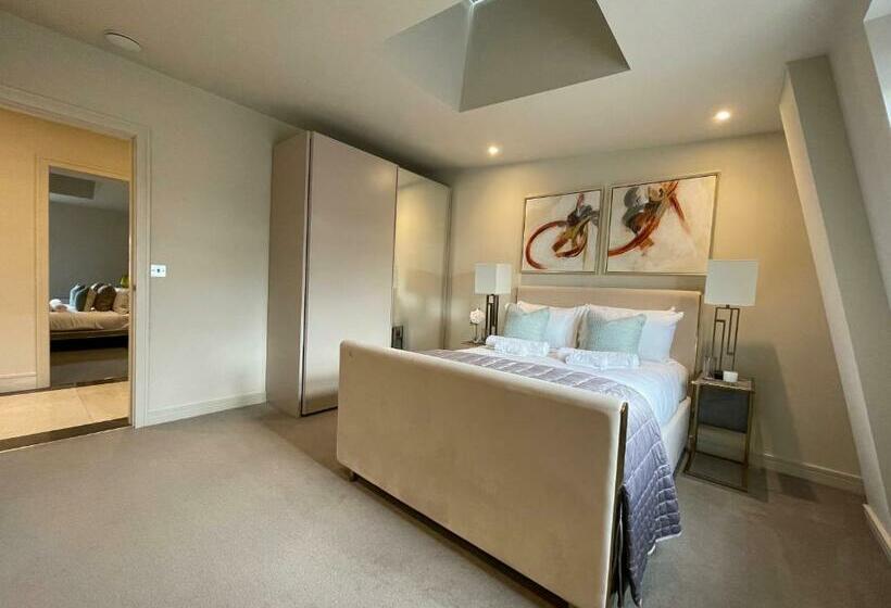 Luxurious, 2 Bed, 2 Bath Penthouse Apartment In Highly Desirable Chigwell Chcl F8