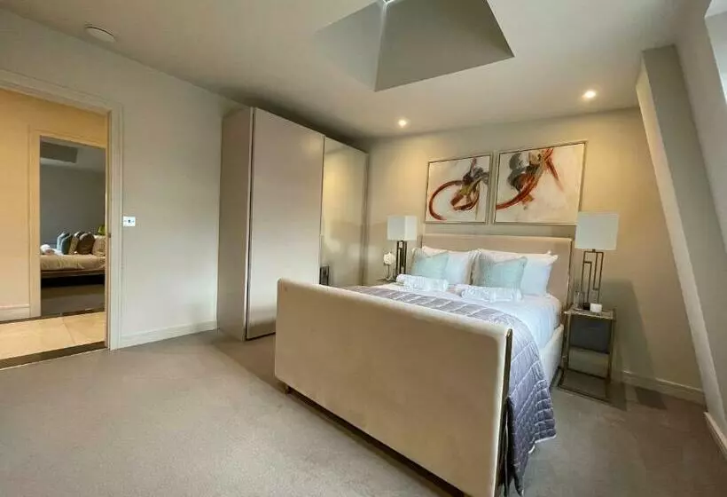 Luxurious, 2 Bed, 2 Bath Penthouse Apartment In Highly Desirable Chigwell Chcl F8