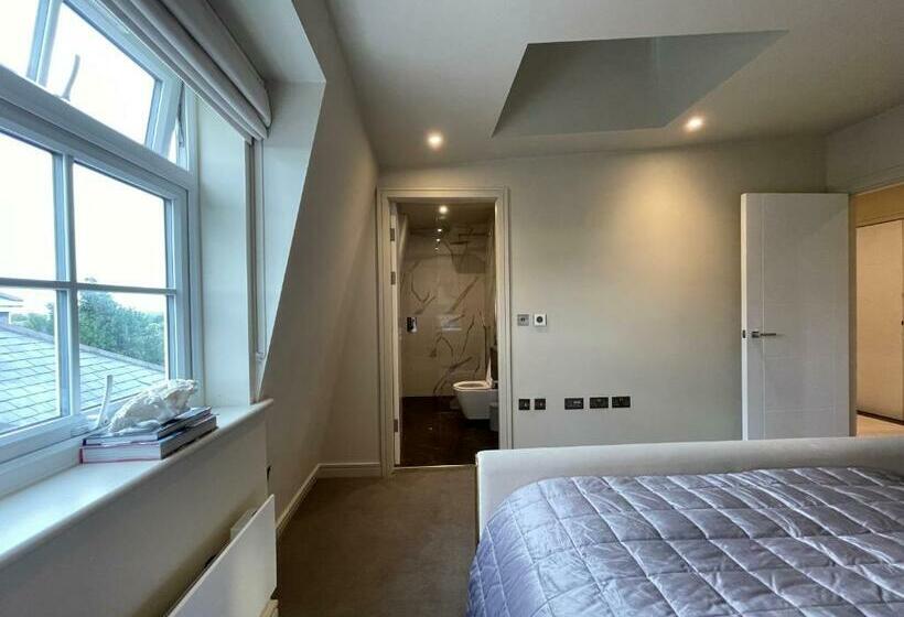 Luxurious, 2 Bed, 2 Bath Penthouse Apartment In Highly Desirable Chigwell Chcl F8