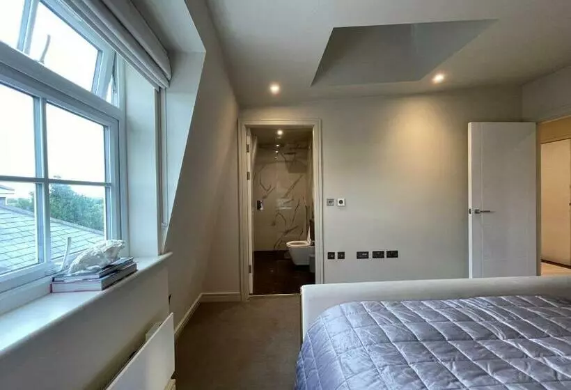 Luxurious, 2 Bed, 2 Bath Penthouse Apartment In Highly Desirable Chigwell Chcl F8