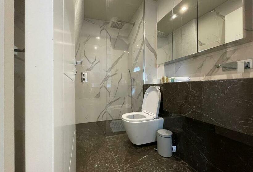 Luxurious, 2 Bed, 2 Bath Penthouse Apartment In Highly Desirable Chigwell Chcl F8