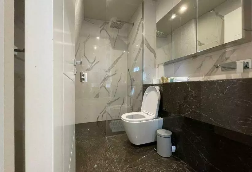 Luxurious, 2 Bed, 2 Bath Penthouse Apartment In Highly Desirable Chigwell Chcl F8