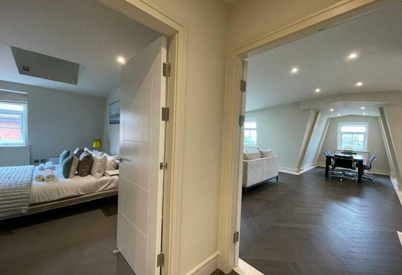 Luxurious, 2 Bed, 2 Bath Penthouse Apartment In Highly Desirable Chigwell Chcl F8