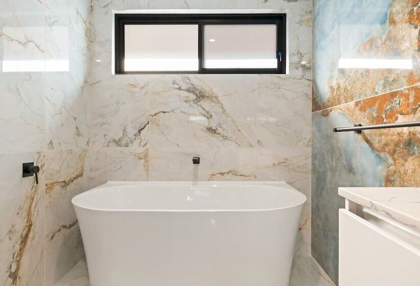 Cassa Chevron Island Luxury Waterfront House