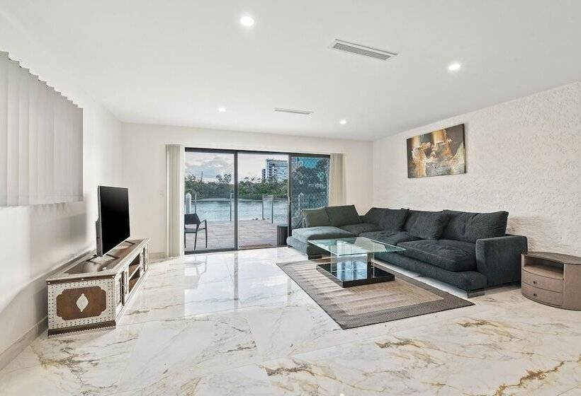 Cassa Chevron Island Luxury Waterfront House