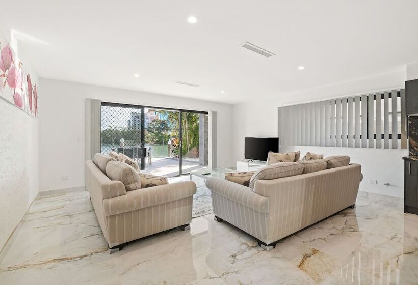 Cassa Chevron Island Luxury Waterfront House