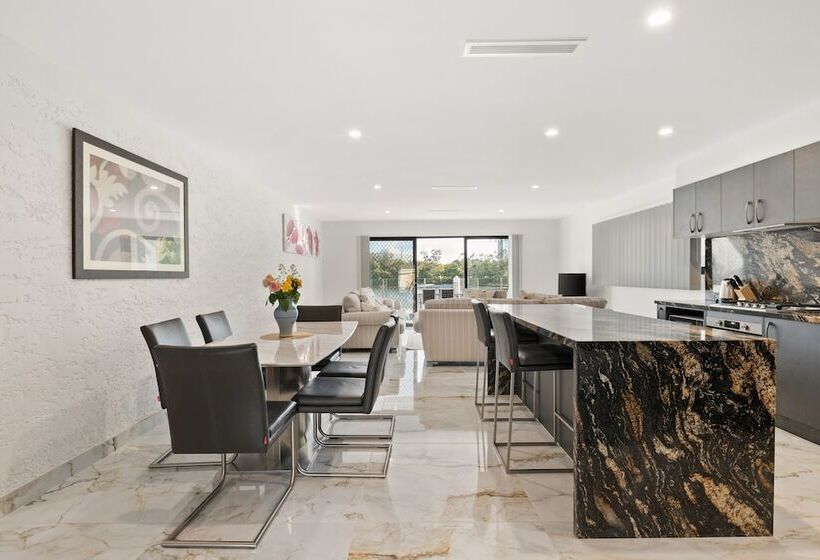 Cassa Chevron Island Luxury Waterfront House