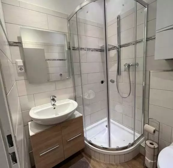 Altbau Trifft Moderne, Neuwertige Komfortwohnung Für Bis 2 Personen