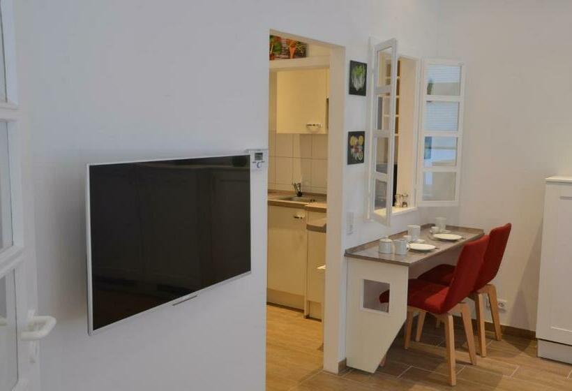 Altbau Trifft Moderne, Neuwertige Komfortwohnung Für Bis 2 Personen