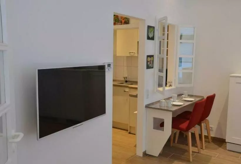 Altbau Trifft Moderne, Neuwertige Komfortwohnung Für Bis 2 Personen