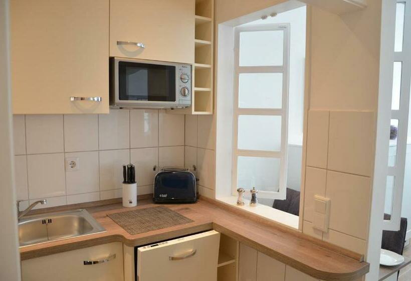 Altbau Trifft Moderne, Neuwertige Komfortwohnung Für Bis 2 Personen