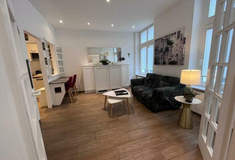 Altbau Trifft Moderne, Neuwertige Komfortwohnung Für Bis 2 Personen
