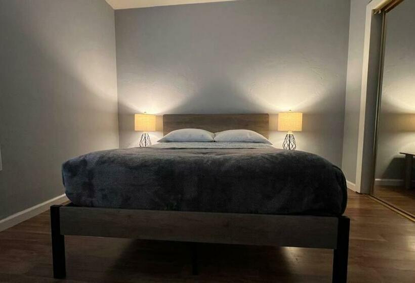 Cozy 2b/2b Residential Home In Berkeley