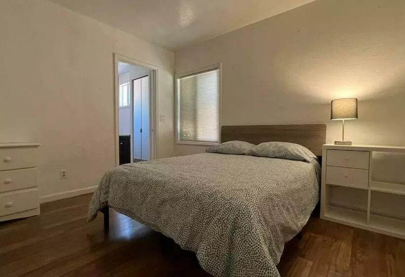 Cozy 2b/2b Residential Home In Berkeley