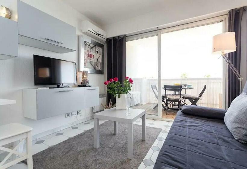 Modern Studio Apt W/balcony/port Views/nr Old Town