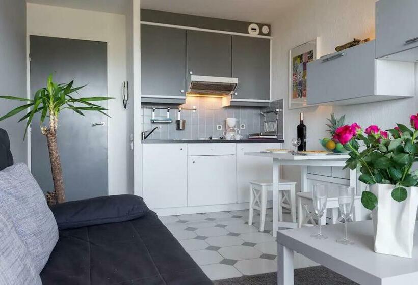 Modern Studio Apt W/balcony/port Views/nr Old Town