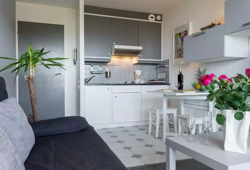 Modern Studio Apt W/balcony/port Views/nr Old Town