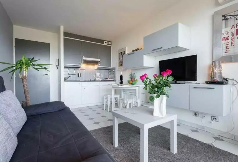 Modern Studio Apt W/balcony/port Views/nr Old Town