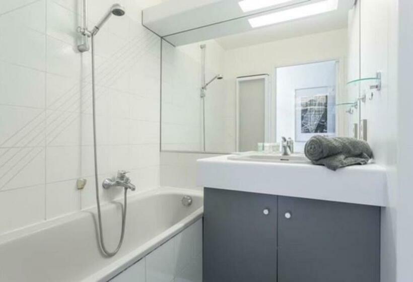 Modern Studio Apt W/balcony/port Views/nr Old Town