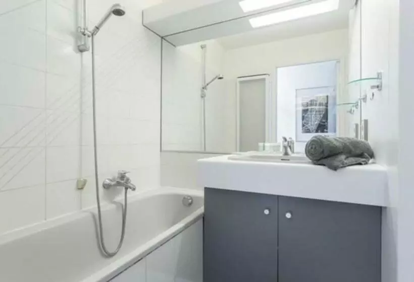 Modern Studio Apt W/balcony/port Views/nr Old Town