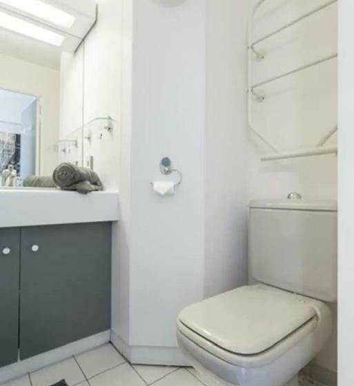 Modern Studio Apt W/balcony/port Views/nr Old Town