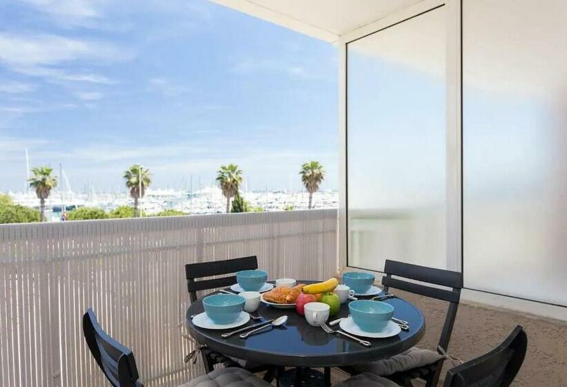 Modern Studio Apt W/balcony/port Views/nr Old Town