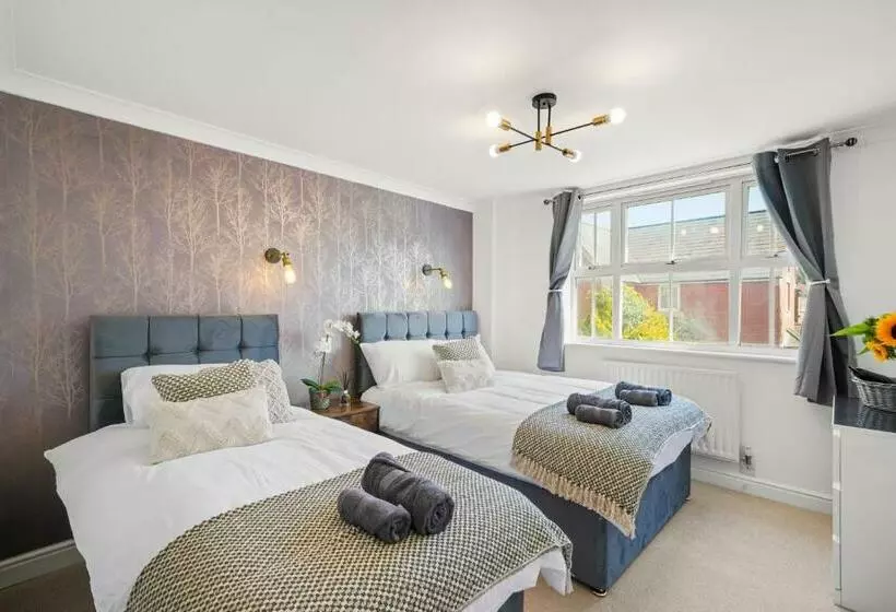 Prime 3 Bed House To Bicester Outlet For 8 People By Platinum Key Properties