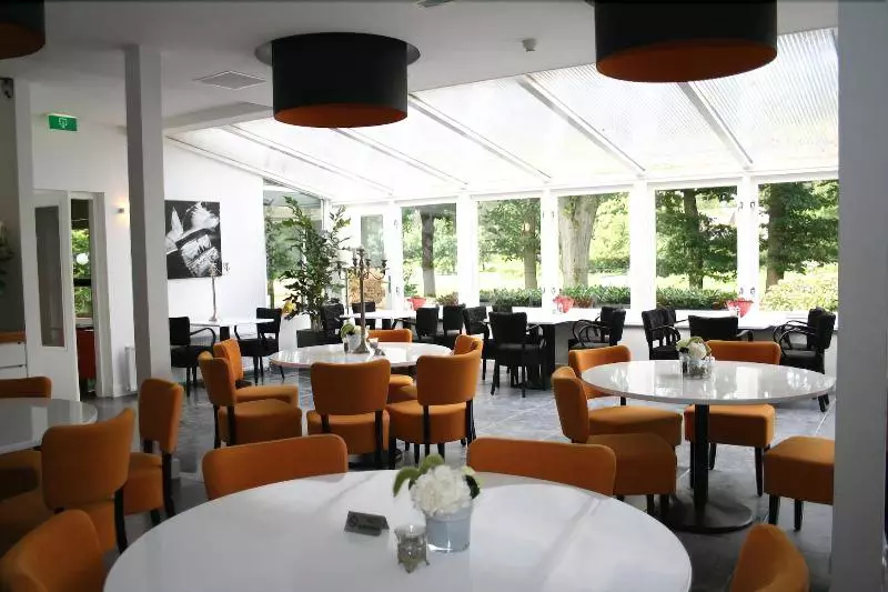 Отель Oranjeoord