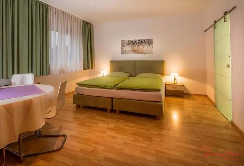 ホテル Turmhof Breitenbrunn