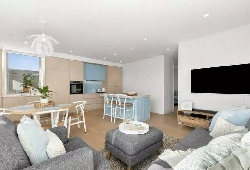 Luxe @ The Terrace  Brand New, 250m  Beach + Town!